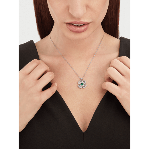 Bob Quatrefoil Daisy White Gold Necklace Emerald Moissanite — real photo 3